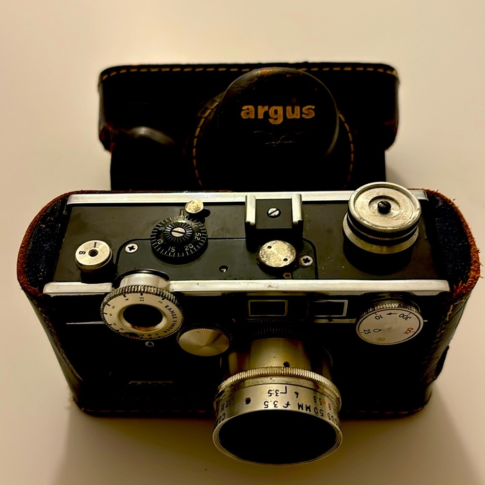 Vintage Argus 35mm Camera & Leather Case(Pre-Owned)Untested-case Fair Condition